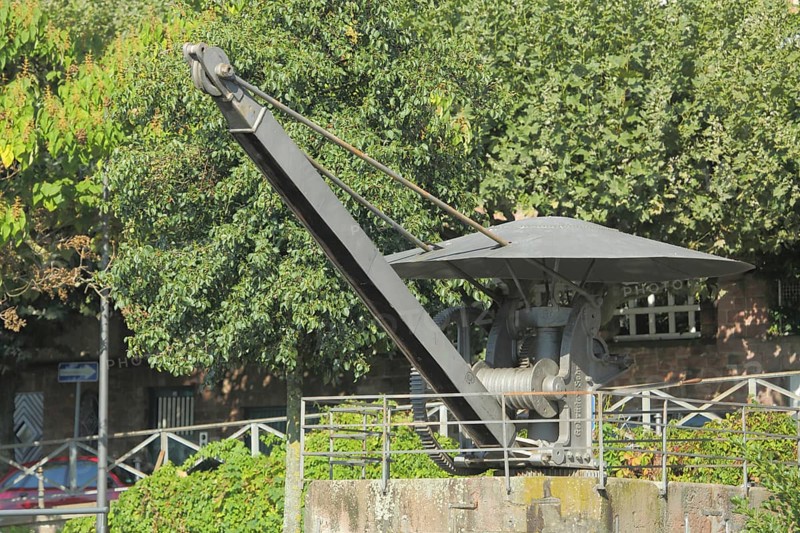 Historic loading crane on the Nidda, Mainberg, Höchst, Main, Frankfurt, Hesse, Germany, Europe