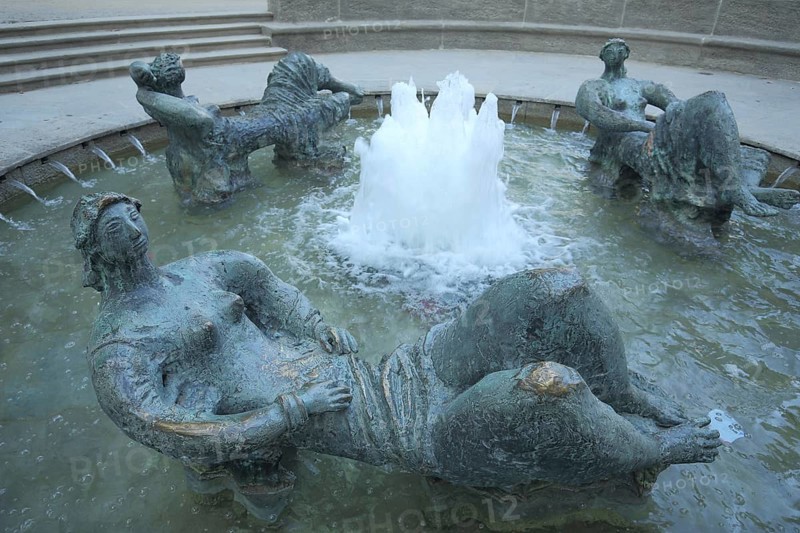 Sculpture and fountain Marshallbrunnen by Toni Stadler 1968 with three figures, lying, modern, art, Taunusanlage, city centre, Main, Frankfurt, Hesse, Germany, Europe