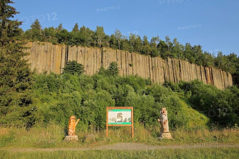 Organ pipes with basalt columns and two wooden sculptures, wooden figures, wood carving, rocks, rock formations, rock, cliffs, rock face, landscape, tourist attraction, nature, stone wall, vertical, Scheibenberg, Middle Ore Mountains, Erzgebirge, Saxony, Germany, Europe