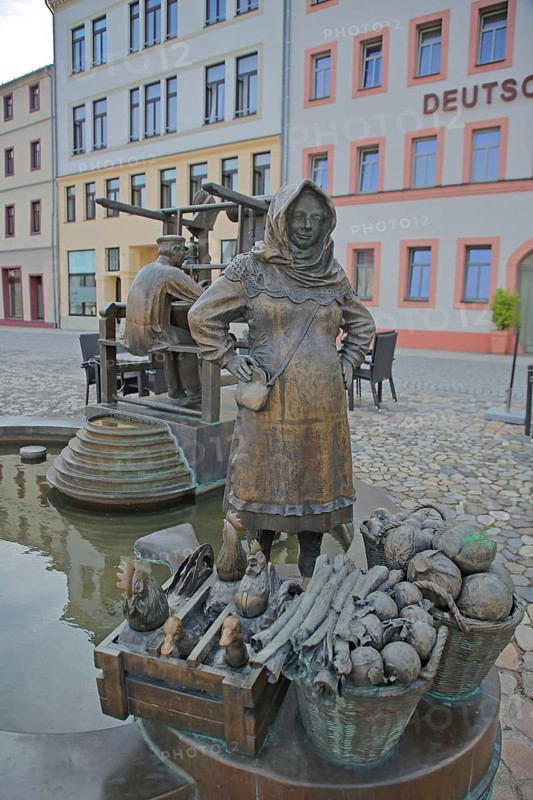 Market Fountain with Sculptures Market Woman by Bonifatius Stirnberg 2001, figures, goods, sell, basket, vegetables, cabbage, poultry, market, market place, Glauchau, Saxony, Germany, Europe