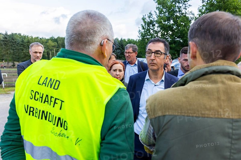 Federal Minister of Food and Agriculture, Cem Özdemir, visits Großdrebnitzer Agrarbetriebsges. mbH together with Saxony's Minister of Agriculture, Wolfram Günther. Protesting farmers raised their economic problems caused by maldistribution and economic imbalances and discussed them with the ministers