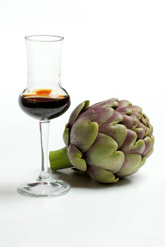 Artichoken and nlikör in glass (Cynara scolymus, Cynara cardunculus) , liqueur, bitters, digestif
