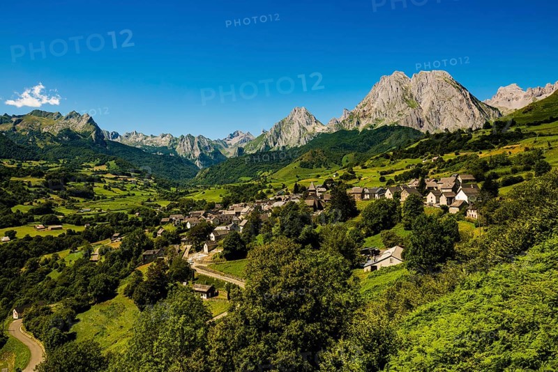 Mountain landscape, Lescun, Département Pyrénées-Atlantiques, Region Nouvelle-Aquitaine, Pyrenees, France, Europe