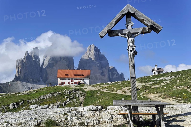Crucifix and the Rifugio Antonio Locatelli in front of the Tre Cime di Lavaredo, Drei Zinnen, Dolomites, Italy, Europe