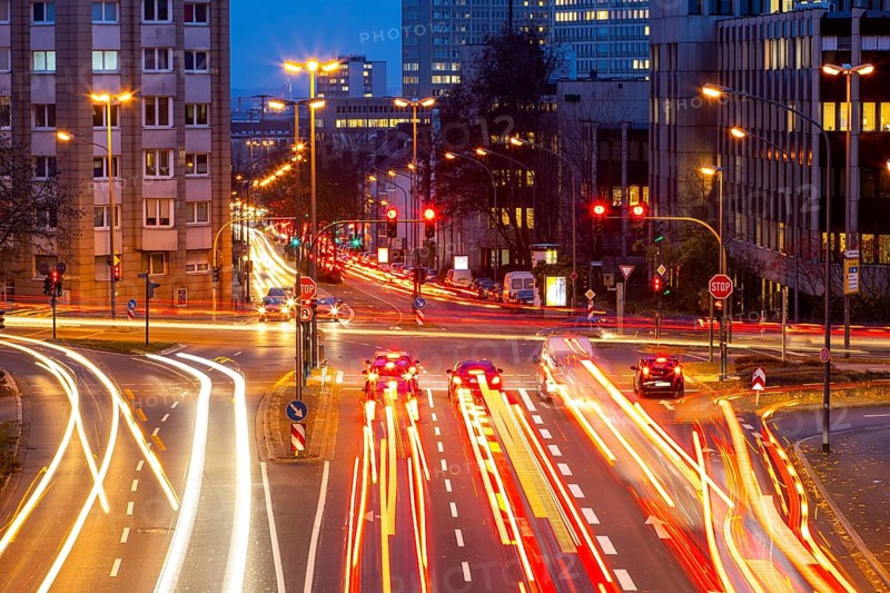 Evening city centre traffic in Essen, large intersection of Bismarckstrasse, B224, Friedrichstrasse and Hohenzollernstrasse, this area would also be affected by a diesel driving ban, Essen, North Rhine-Westphalia, Germany, Europe
