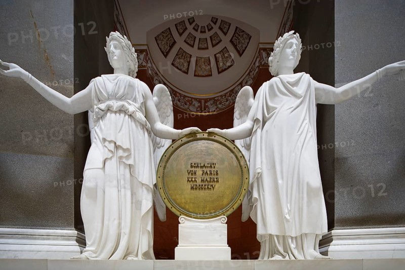 Interior, hall with two of 34 angels, goddesses of victory 3, 3 metres high, monument Befreiungshalle Kehlheim, round hall with dome, 45 m high, 29 m diameter, classicism, built 1842 to 1863 by Friedrich von Gärtner and Leo von Klenze, Michelsberg, Kelheim, Lower Bavaria, Bavaria, Germany, Europe