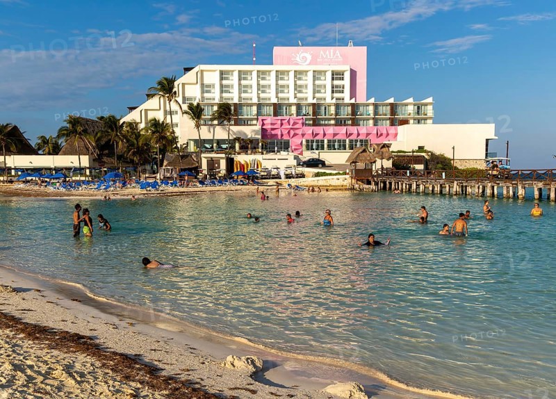 People bathing in lagoon at Mia Reef Hotel, Isla Mujeres, Caribbean Coast, Cancun, Quintana Roo, Mexico, Central America