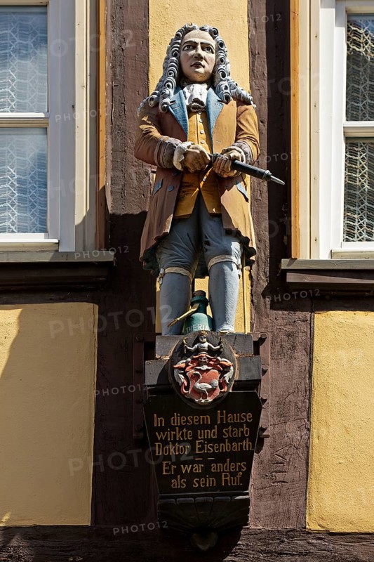 Figure of the doctor and miracle healer Dr. Eisenbarth at his death house, Hannoversch Münden, Lower Saxony, Germany, Europe