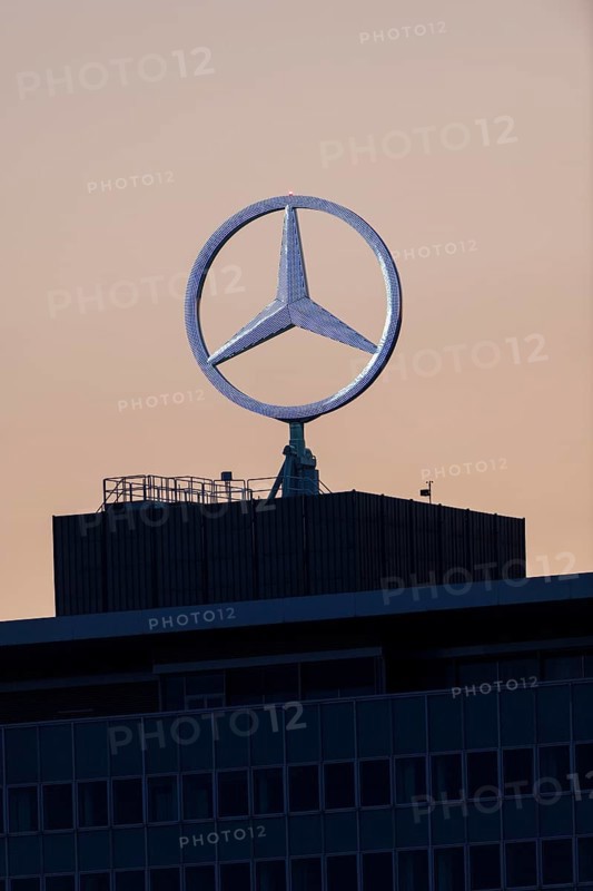 Merdedes star, Daimler, Mercedes-Benz, corporate headquarters, evening atmosphere, after sunset, Stuttgart-Untertürkheim, Baden-Württemberg, Germany, Europe