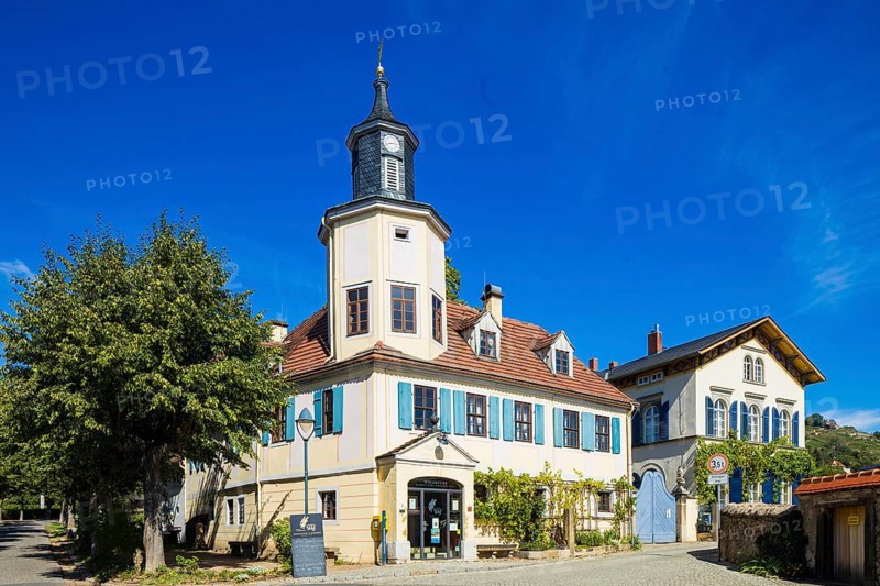 The Friedrich Aust winery is located in Radebeul in Oberlößnitz, at the foot of the prestigious vineyard, the Radebeuler Goldener Wagen. The heritage-protected winegrower's house, in whose cellar the wines are vinified, dates back to the 17th century and is known as the Meinhold Tower House