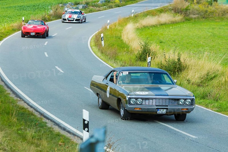 A drive for vintage vehicles. Skilful handling of the vehicle, finding the route by means of the road book and consistent driving style will be assessed. The route, time and drive-through checks as well as special stages are determined by the road book and the boarding card. Chrysler New Yorker 1969, Chevrolet Corvette C3 1974