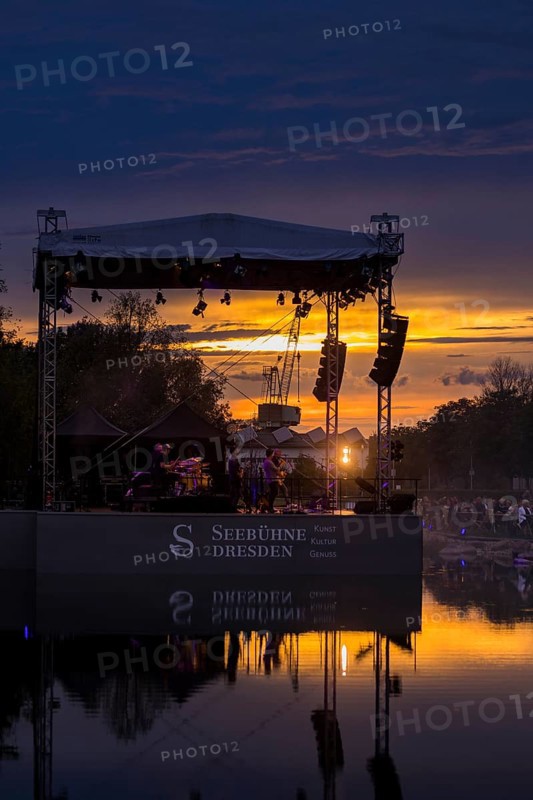 The Seebühne Dresden a new place for art, culture and enjoyment. On the Seebühne in the Ostra-Areal, the exclusive location, there were four concerts with great artists., Jan Josef Liefers with his band RADIO DORIA