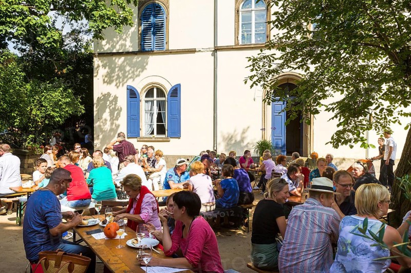 Open Winery Day in Saxony The winery is located in Radebeul in Oberlößnitz, at the foot of the prestigious Radebeul Goldener Wagen vineyard. The heritage-protected winegrower's house, in whose cellar the wines are matured, dates back to the 17th century and is known as Meinhold's Tower House