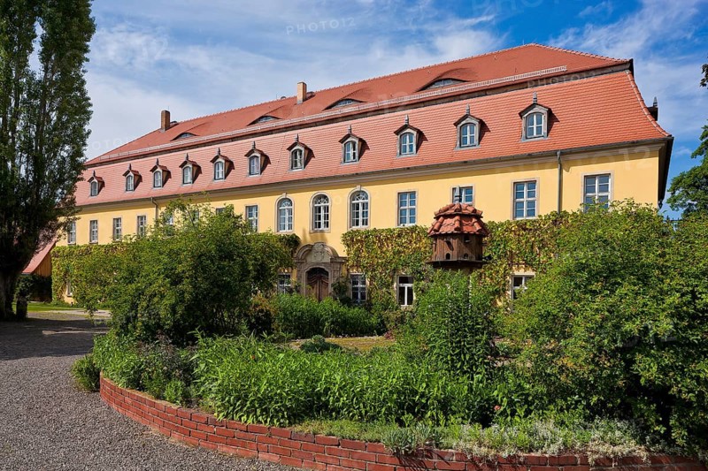 Heyda manor owned by the von Carlowitz family. Rental and direct marketing directly on the estate. In the 16th century, the manor belonged to the Marschall von Bieberstein, von Lüttichau, von Hartitzsch, Clauß, Rechenberg and Schreiber families, among others