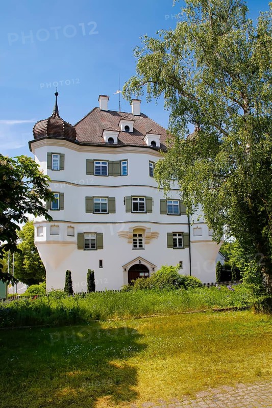 Bernstadt Castle, entrance, door, today municipal administration and local history museum, symmetrical baroque building, historical building, architecture, white facade, windows, turrets, shutters, roof tiles, Bernstadt, Baden-Württemberg, Germany, Europe