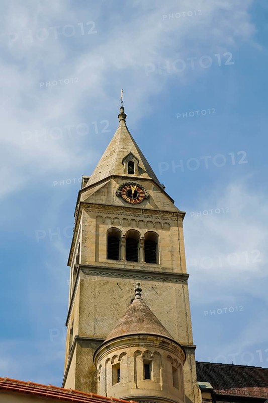 Galluskirche, Protestant church, late Romanesque columned basilica, turn of the 12th and 13th centuries, Christian architecture, church, tower, clock, historic building, north-east view, district of Brenz an der Brenz, Sontheim an der Brenz, district of Heidenheim, Baden-Württemberg, Germany, Europe