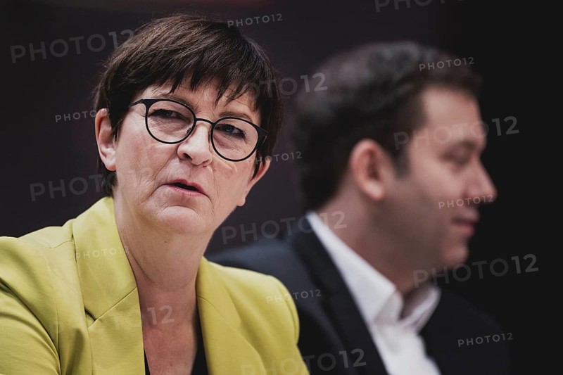 (L-R) Saskia Esken, Bundesvorsitzender der SPD, und Lars Klingbeil, SPD-Parteivorsitzender, aufgenommen im Rahmen des Bundesparteitags der Sozialdemokratischen Partei Deutschland (SPD) in Berlin, 09.12.2023. Von Freitag bis Sonntag beraten die Delegierte
