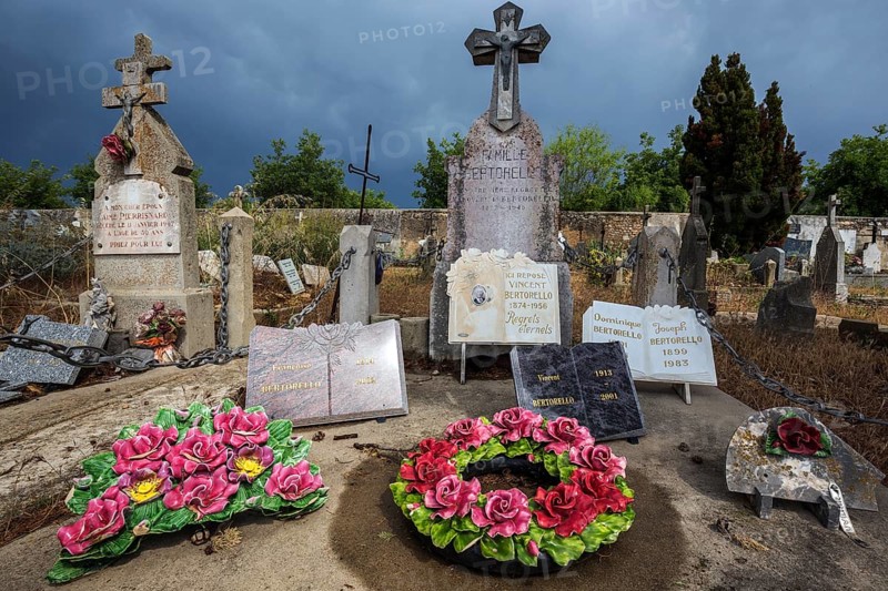 Graves, gravestones, cemetery in Puimoisson, Provence, region Provence-Alpes-Côte d'Azur, department Alpes-de-Haute-Provence, France, Europe