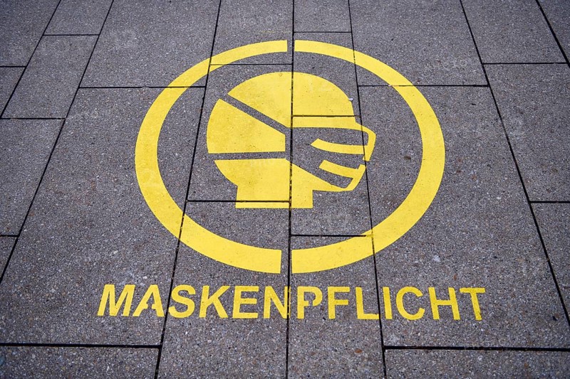 Notice on mask obligation on a pavement at Jungfernstieg, Covid, Corona, Hamburg, Germany, Europe