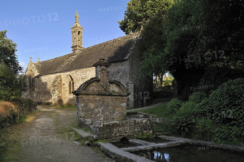 Fountain and Notre-Dame-de-Bonne-Nouvelle chapel at Locronan, Finistère, Brittany, France, Europe