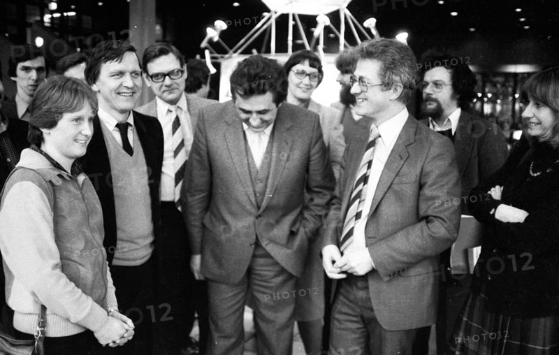 Two men meet for talks between East and West. Gerhard Schroeder (Chairman of the Jusos) and Egon Krenz (Chairman of the FDJ) on 22.03.1980 in Bonn.N.N. Gerhard Schroeder, Egon Krenz, Cartsen Voigt, N.N. from left, Germany, Europe