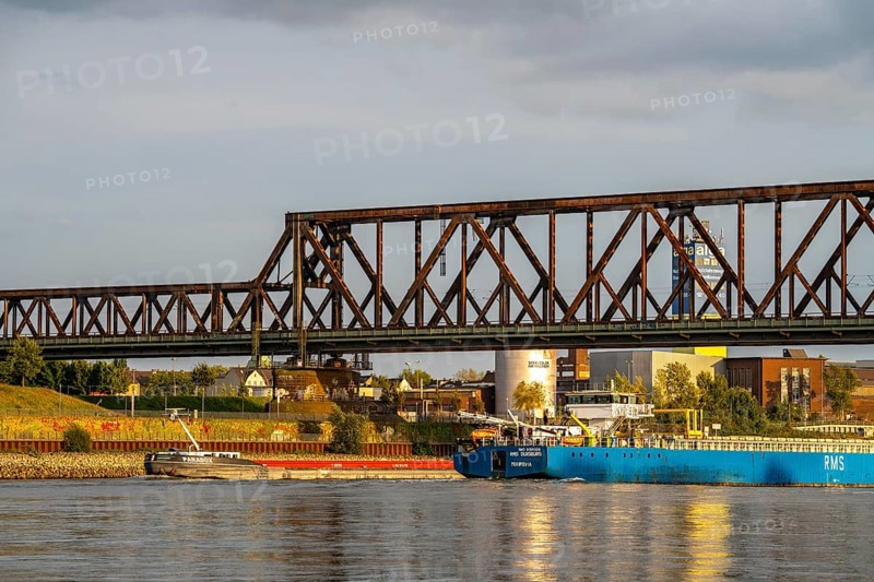 The railway bridge Duisburg-Hochfeld-Rheinhausen, over the Rhine, regional trains and many goods trains cross the Rhine here, from 1950, steel truss bridge, Duisburg, North Rhine-Westphalia, Germany, Europe