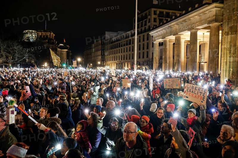 Tens of thousands of people demonstrated against right-wing populism and in favour of democracy at the Brandenburg Tor in Berlin. The sea of lights was directed against the rise of the AfD and other right-wing parties in Europe, 25.01.2025, Berlin, Berlin, Germany, Europe