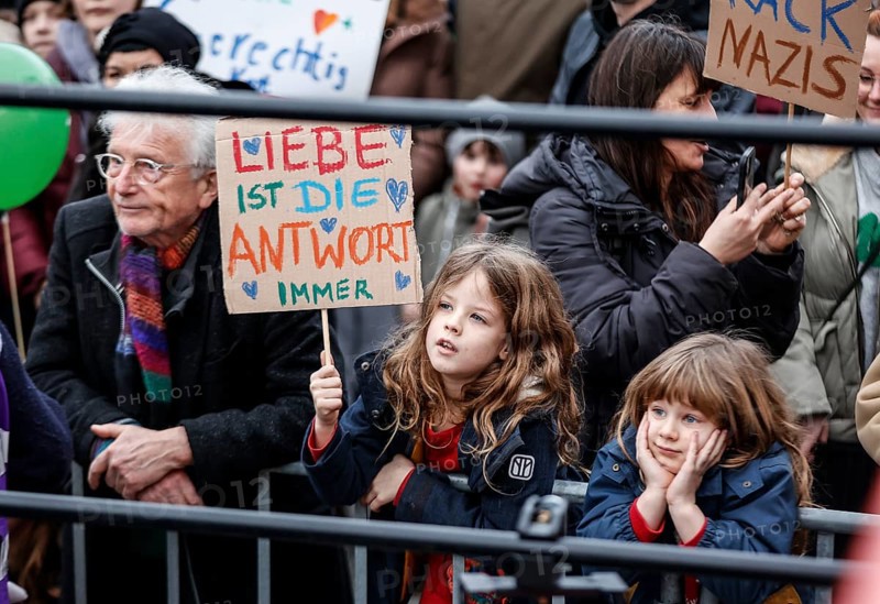 Tens of thousands of people demonstrated against right-wing populism and in favour of democracy at the Brandenburg Tor in Berlin. The sea of lights was directed against the rise of the AfD and other right-wing parties in Europe, 25.01.2025, Berlin, Berlin, Germany, Europe