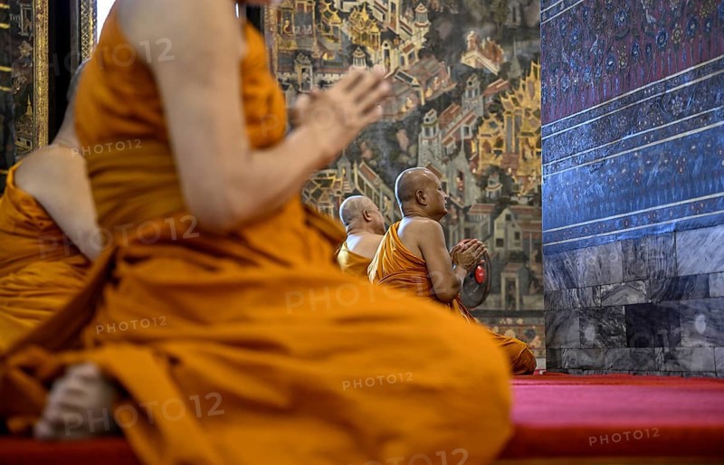 Buddhist monks at prayer, Wat Pho, Temple of the Reclining Buddha, Bangkok, Thailand, Asia
