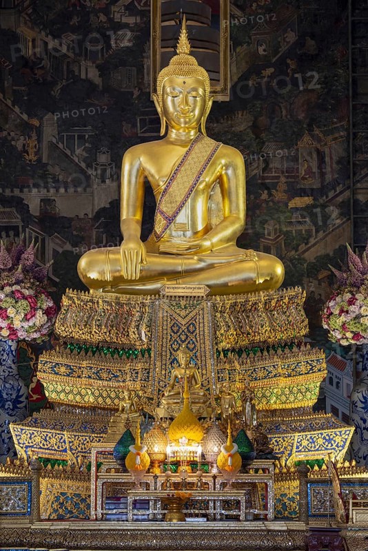 Golden Buddha statue, Bhumispara-mudra, Buddha Gautama at the moment of enlightenment, Wat Worawihan, Wat Prayurawongsawas Worawihan, Bangkok, Thailand, Asia