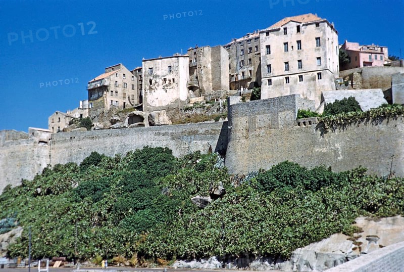 Historische Gebäude am Wasser in der befestigten Zitadellenstadt Calvi, Korsika, Frankreich, Ende der 1950er Jahre