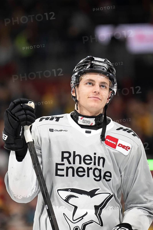 PSD Bank Dome, Düsseldorf, North Rhine-Westphalia, Jan-Luca Sennehnn (Koelner Haie, #17), PENNY DEL, Düsseldorfer EG- Kölner Haie on 24.01.2025 at the PSD Bank Dome in Düsseldorf Germany
