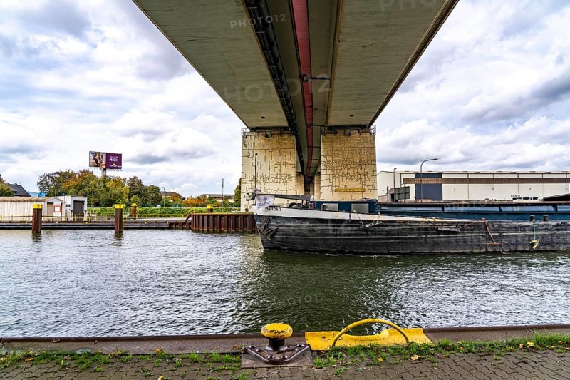 The Berlin Bridge, motorway A59, over the Duisburg port area, 1.8 km long, has a remaining useful life until 2029, due to various damages, such as hairline cracks in the steel girders, the bridge piers have already been temporarily renovated, the bridge, important north-south axis in the Ruhr area, is already closed for heavy goods transport, Rhine-Herne Canal, Duisburg, North Rhine-Westphalia, Germany, Europe