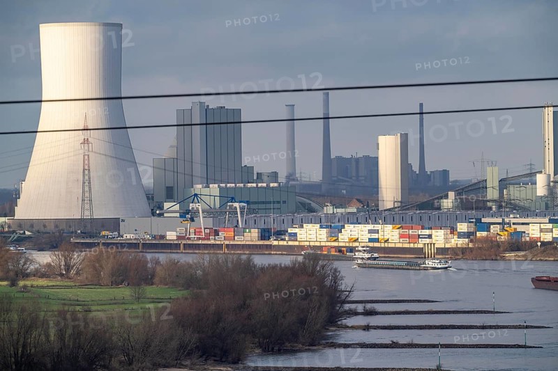 The STEAG cogeneration plant Duisburg-Walsum, cooling tower, next to Logport VI, logistics area for containers with loading facilities at the quay, cargo ships on the Rhine, North Rhine-Westphalia, Germany, Europe