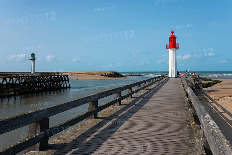 Red and green lighthouses along a wooden walkway on the coast under a blue sky, green lighthouse in Deauville and red lighthouse in Trouville-sur-Mer, Trouville, river Touques, Cœur Côte Fleurie, Honfleur-Deauville, Lisieux, Calvados, Normandy, English Channel, France, Europe