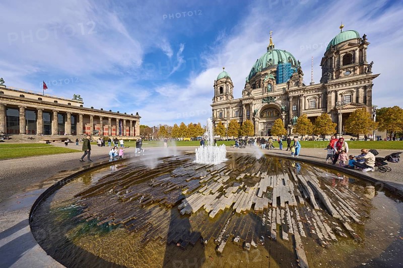 Fountain in the Lustgarten, Altes Museum and Berlin Cathedral under a blue sky with cumulus and cirrostratus clouds, Berlin, capital city, independent city, federal state Berlin, Germany, Europe