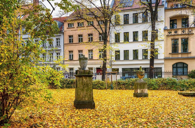 Autumn in the city, residential buildings on the grounds of the Sophienkirche in Berlin-Mitte, Germany, Europe
