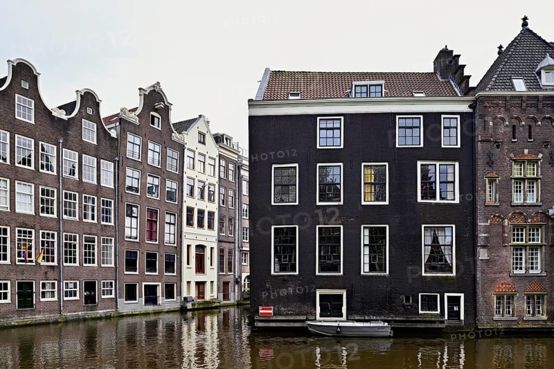 Oudezijds Voorburgwal, canal belt, historic De Wallen neighbourhood, Amsterdam, province of North Holland, Netherlands