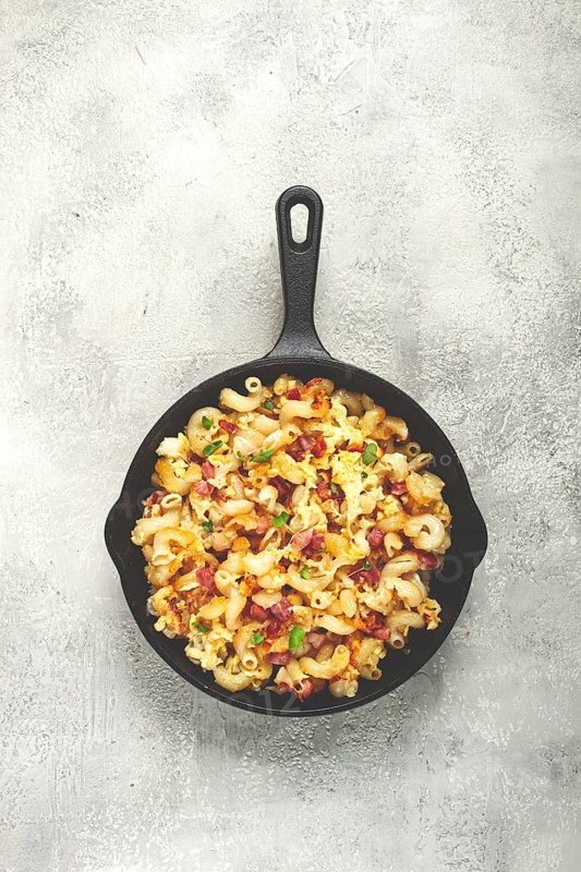 Macaroni with cheese and bacon, baked, homemade, no people