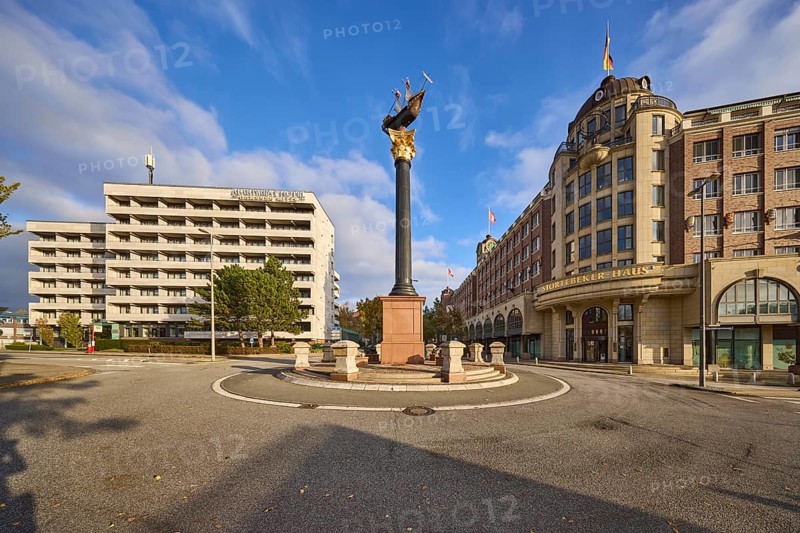 Störtebeker House in the architectural style of neo-historicism, granite column with metal sculpture of a cog, Apartment-Hotel Hamburg Mitte, blue sky with cumulus clouds, roundabout between the streets Borstelmannsweg and Süderstraße, Free and Hanseatic City of Hamburg, Hanseatic city, independent city, federal state Hamburg, Germany, Europe