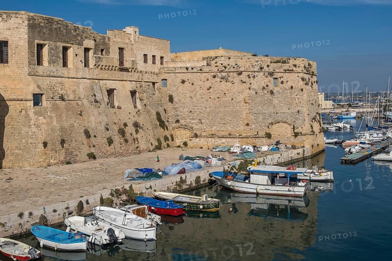 Boats at the Castello di Gallipoli in Gallipoli, Gulf of Taranto, Apulia, Salento, Italy, Europe