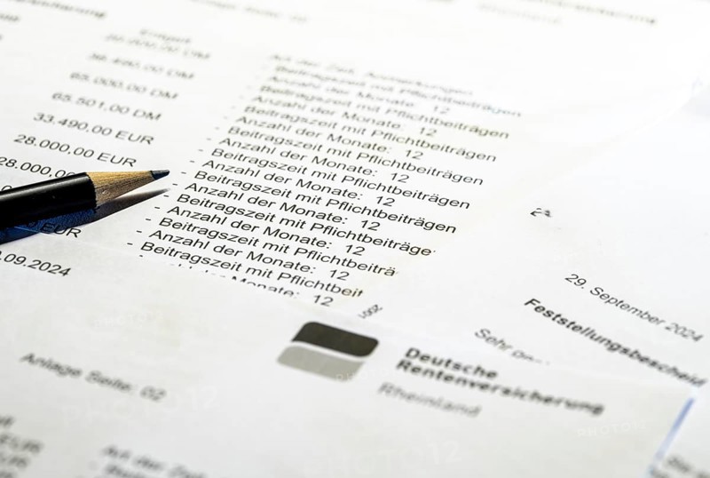 Symbolic image pension, pension information, assessment notice on contributions made to the statutory pension insurance and expected pension on reaching retirement age, notification from the German Pension Insurance to an insured person