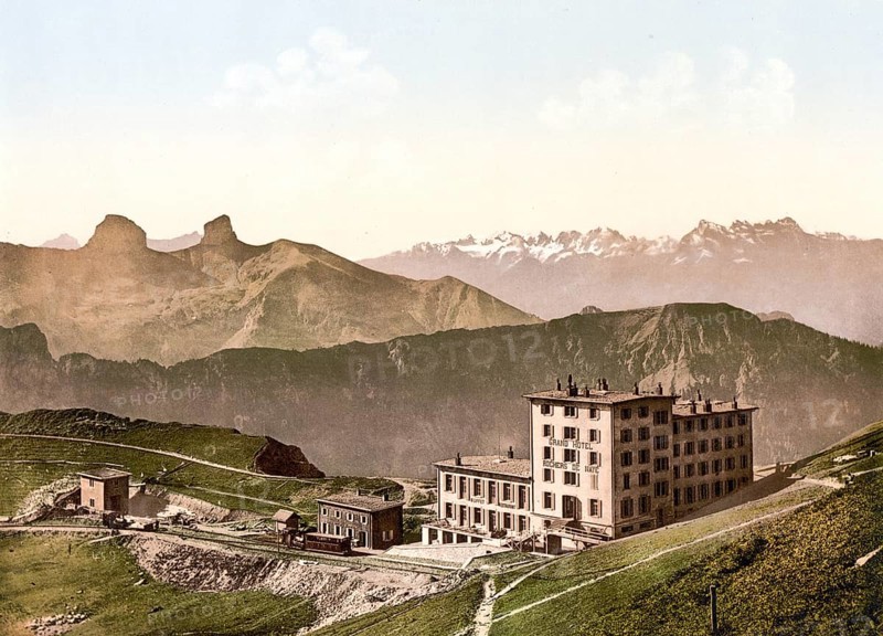 Rochers de Naye Grand Hotel und Eisenbahn, Genfer See, Schweiz, Historic, digitally restored reproduction from a 19th century original, Record date not stated, Rochers de Naye Grand Hotel, and railroad, Geneva Lake, Switzerland, Historic, digitally restored reproduction from a 19th century original, Record date not stated, Europe