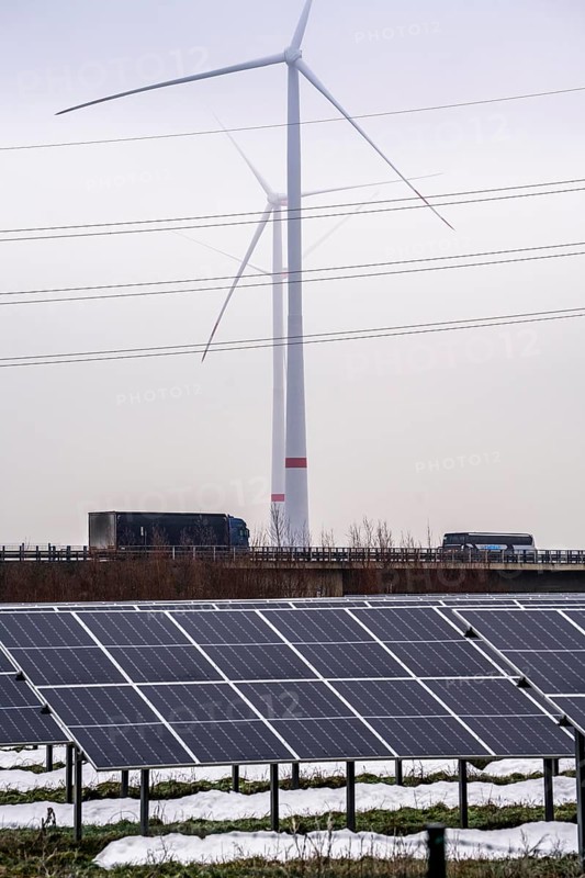 Wind farm in the fog, photovoltaic system, on the A44 motorway, dark doldrums, no wind no direct sunlight, in the Rhenish lignite mining area, south of the Garzweiler opencast mine near Bedburg, North Rhine-Westphalia, Germany, Europe