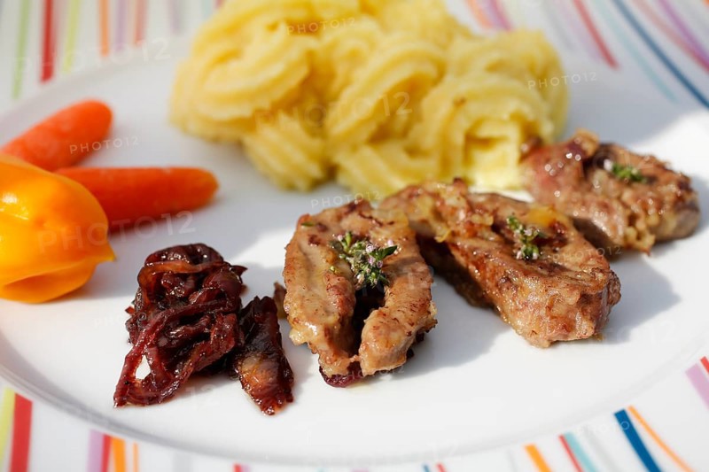 Swabian cuisine, sour kidneys with parsley root and mashed potatoes, mashed potatoes, offal, pork kidneys, sour kidneys arranged on a plate, grandmother's cooking, regional, home cooking, typical Swabian, traditional cuisine reinterpreted, food photography, studio, Germany, Europe
