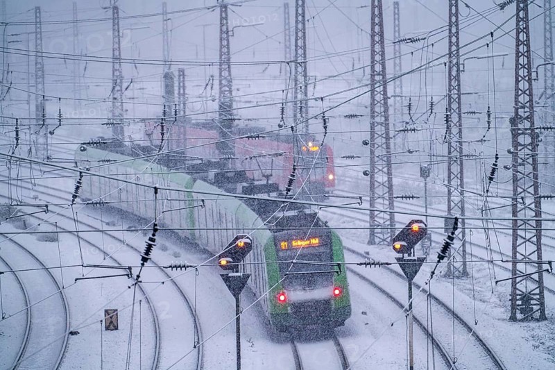 Winter weather, heavy snowfall, railway tracks in front of Essen main station, S-Bahn train, North Rhine-Westphalia, Germany, Europe