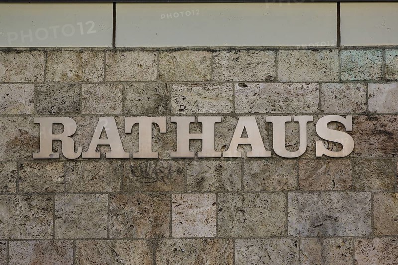Reutlingen Town Hall, building ensemble from 1966, designed by Wilhelm Tiedje and Rudolf Volz, heritage-protected building, lettering, letters, Reutlingen, Baden-Württemberg, Germany, Europe