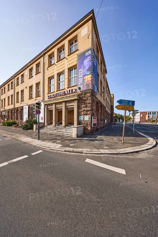Stadttheater Landesbühne Niedersachsen Nord, edge of building, entrance area with stairs, pedestrian crossing with traffic lights, intersection of Peterstraße and Virchowstraße, Wilhelmshaven, independent city, Lower Saxony, Germany, Europe
