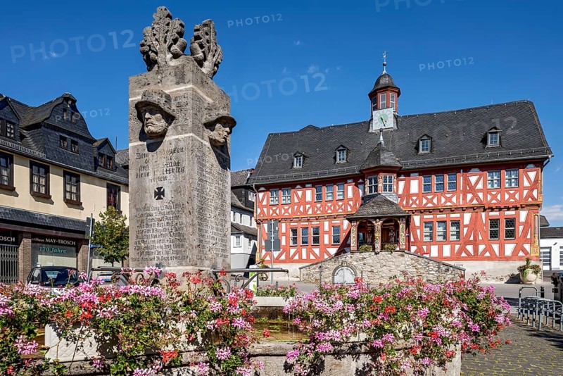 Historic town hall, Renaissance half-timbered house, fountain for fallen soldiers of the 1st World War, Untermarkt, old town centre, Hadamar, Limburg-Weilburg, Westerwald, Hesse, Germany, Europe