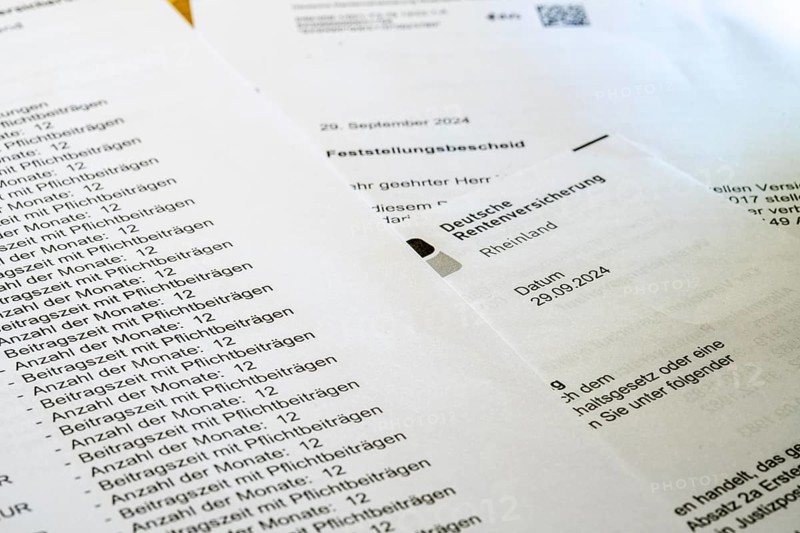 Symbolic image pension, pension information, assessment notice on contributions made to the statutory pension insurance and expected pension on reaching retirement age, notification from the German Pension Insurance to an insured person